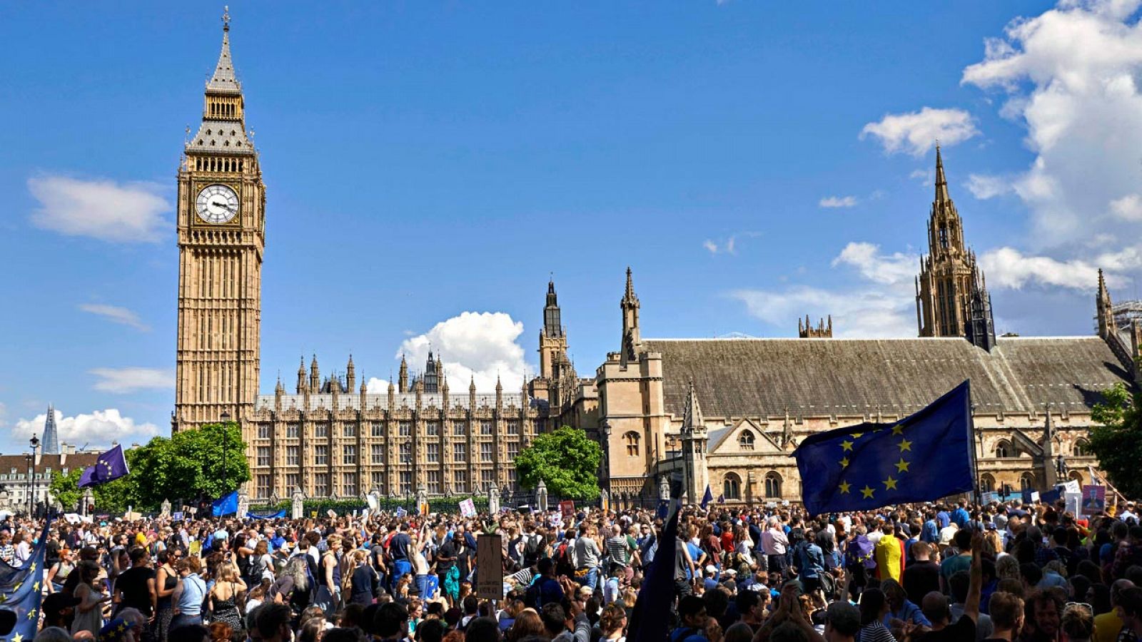 Miles de personas se manifiestan ante el Parlamento británico en favor de la permanencia de Reino Unido en la UE, después del 'Brexit'