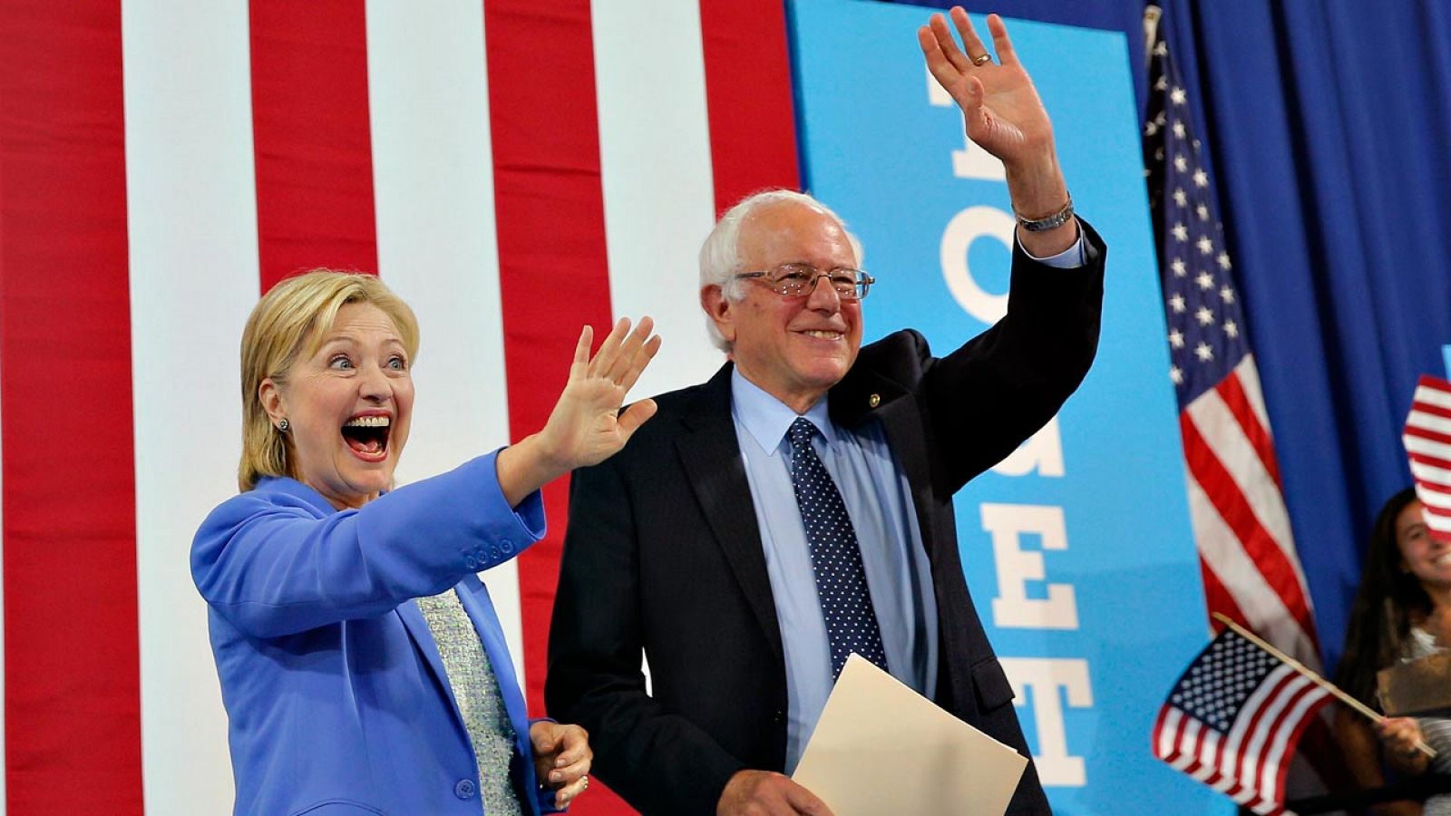 Hillary Clinton y Bernie Sanders en el mitin de Portsmouth, su primer acto de campaña juntos