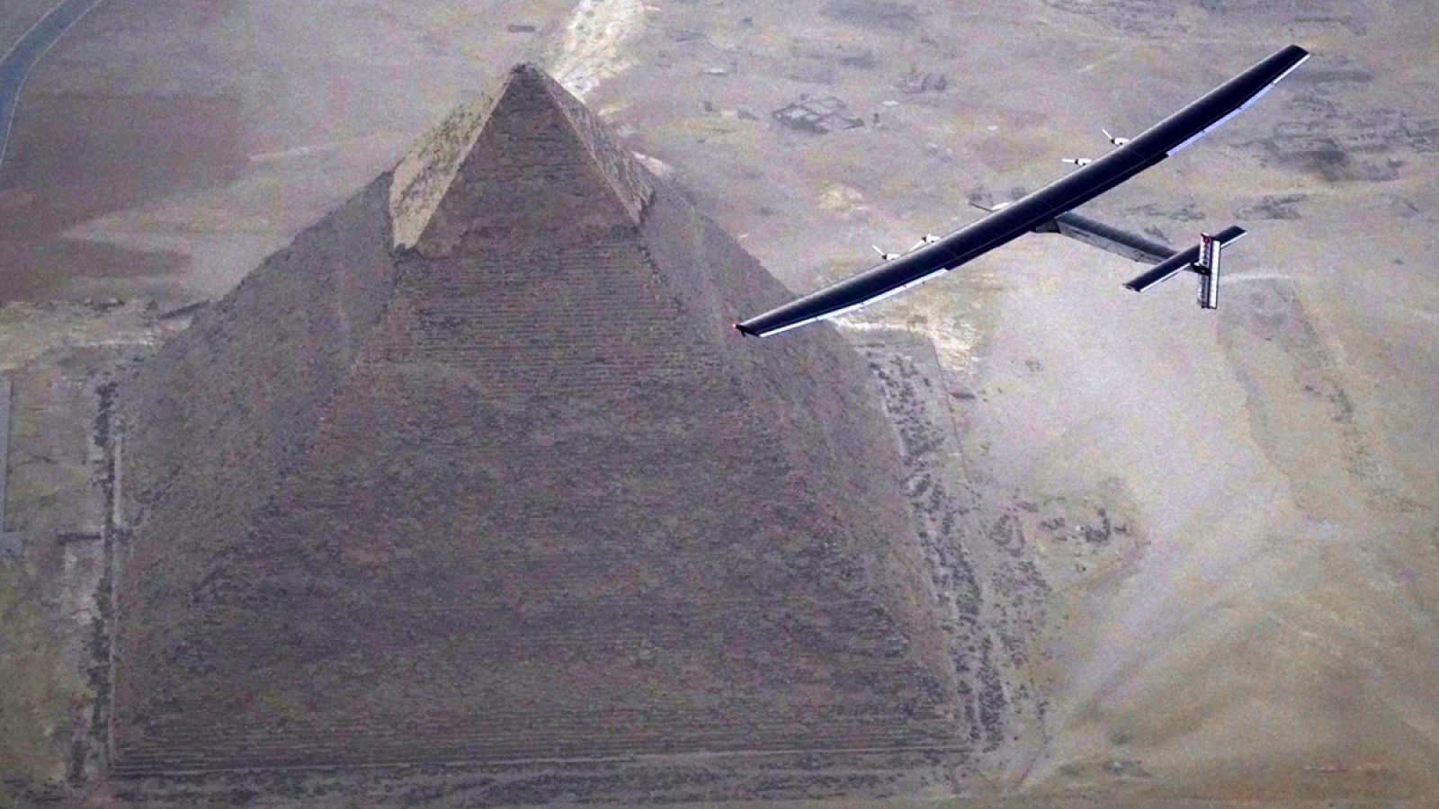 Antes de aterrizar en El Cairo, el prototipo sobrevoló las pirámides de Guiza.