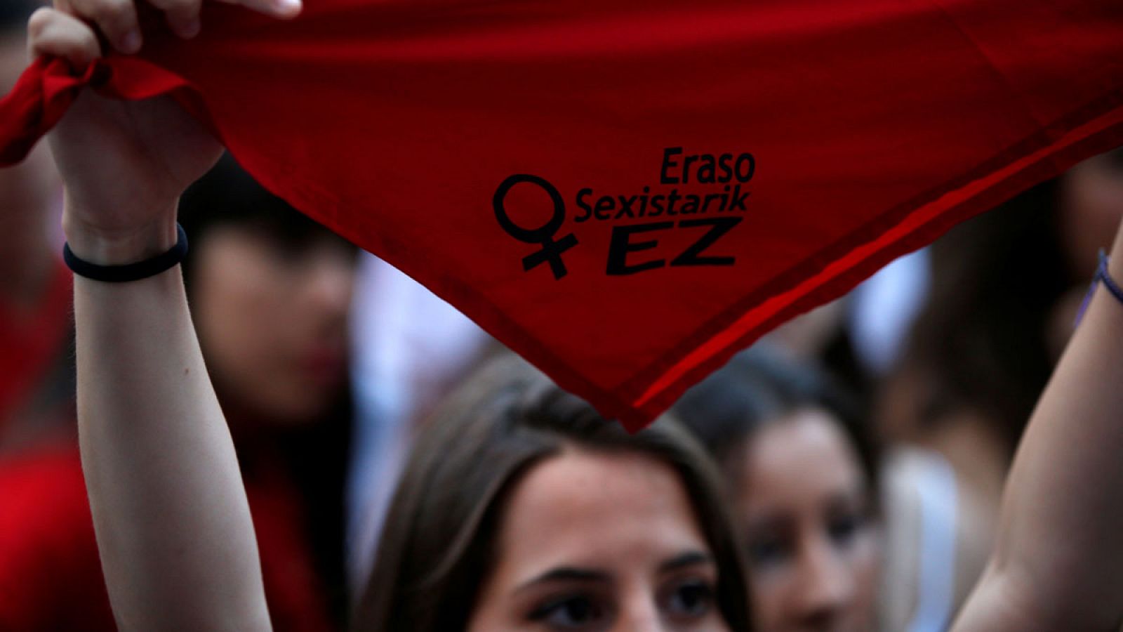 Una mujer sostiene una pañoleta en la que pone en euskera: "No a las agresiones sexuales", en una manifestación en Pamplona.