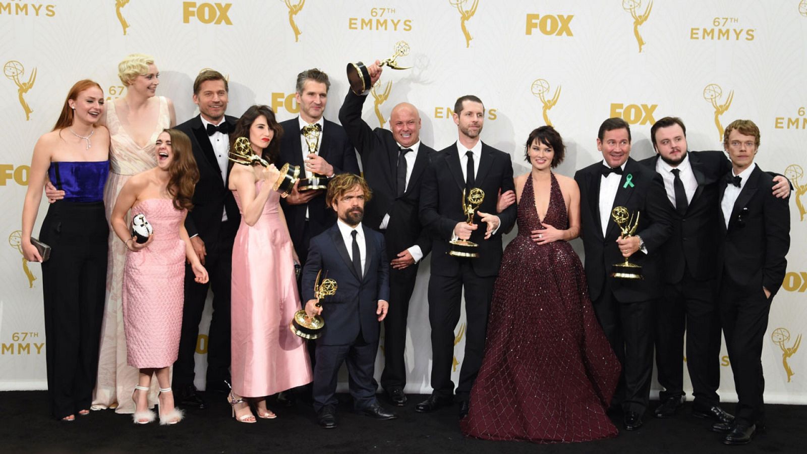 Parte del reparto de 'Juego de Tronos', con los premios ganados en los Emmy de 2015