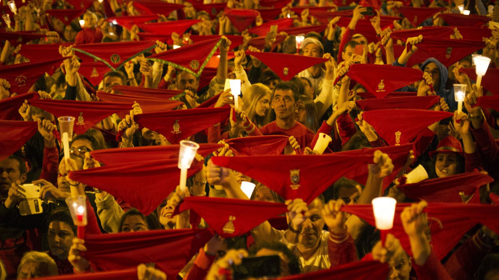 Pamploneses y visitantes con velas encendidas en la Plaza del Castillo de Pamplona durante el denominado "Pobre de mí".