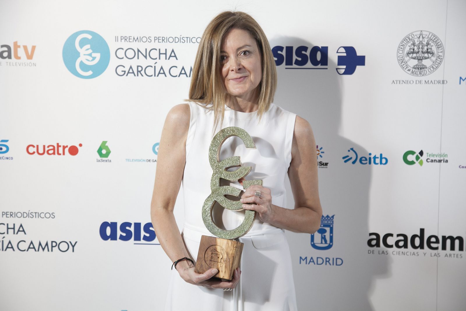 Pepa Fernández (RNE) con su premio en la categoría de Radio