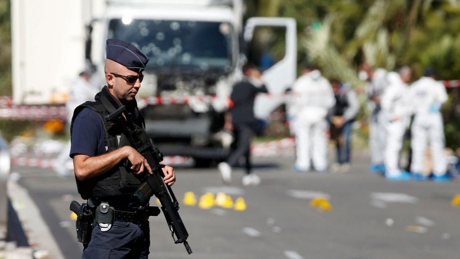 Un policía francés custodia el camión con el que el autor del atentado de Niza arrolló a la multitud