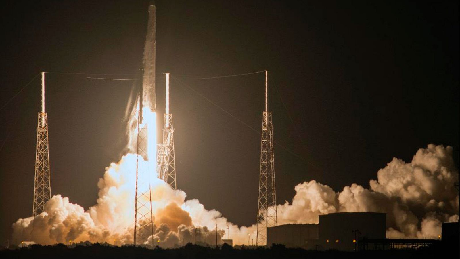 Imagen del lanzamiento de la cápsula Dragon desde Cabo Cañaveral (Florida, EE.UU.)