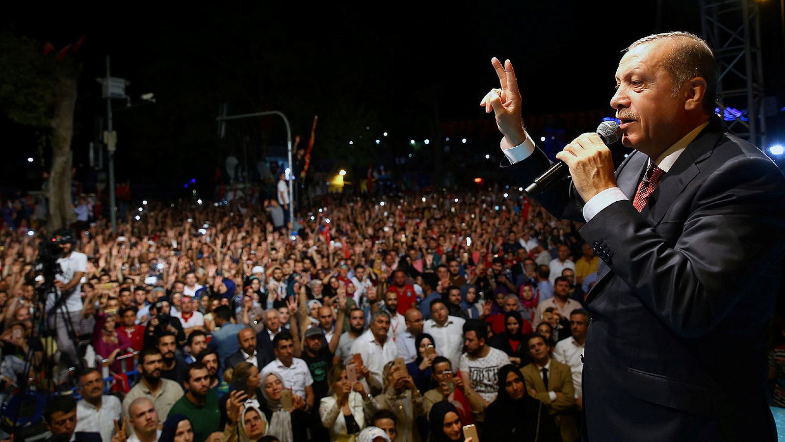 El presidente turco, Receo Tayyip Erdogan, se dirige a la multitud frente a su residencia en Estambul, en la madrugada del 19 de julio de 2016. Kayhan Ozer/Presidencia de Turquía/Reuters