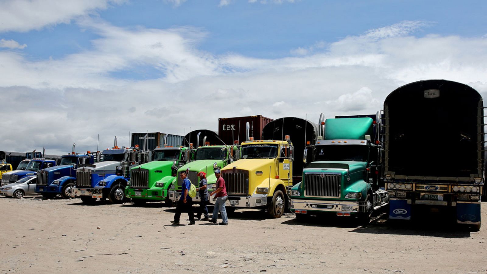 Varios camiones en un aparcamiento