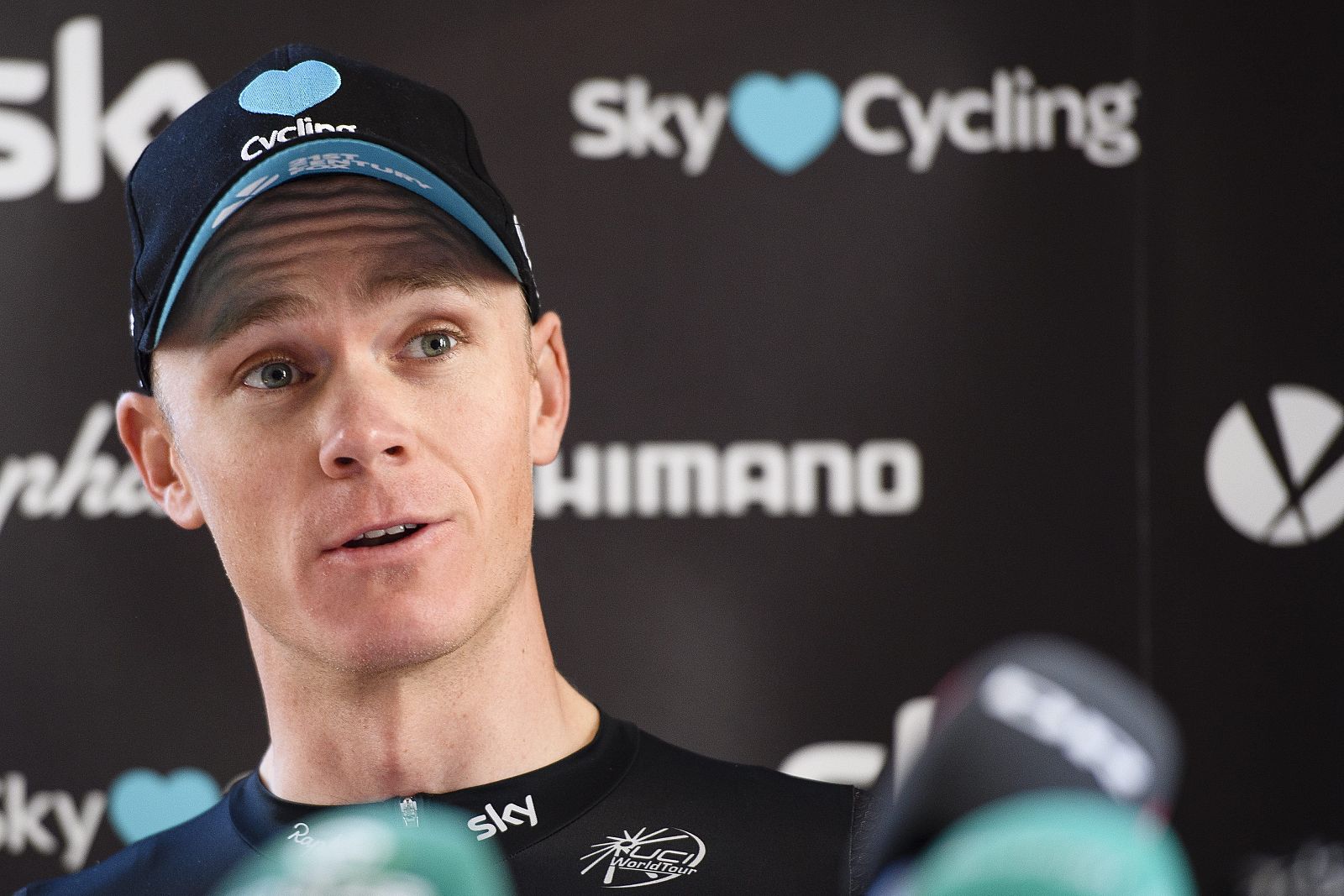 El líder del Tour de Francia, el británico Chris Froome, del equipo Sky, da una rueda de prensa el día de descanso.