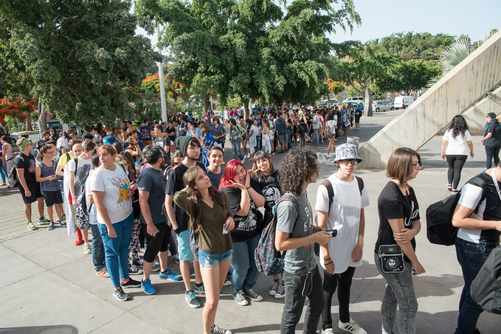Cientos de jóvenes hacen cola para entrar a la TLP Tenerife 2016