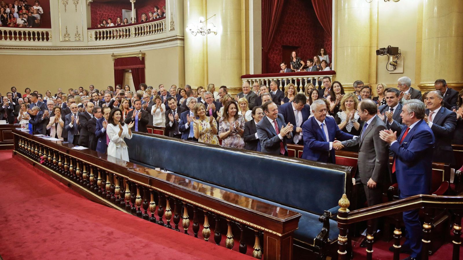 Los senadores aplauden la reelección de Pío García-Escudero (PP) como presidente de la Cámara Alta.