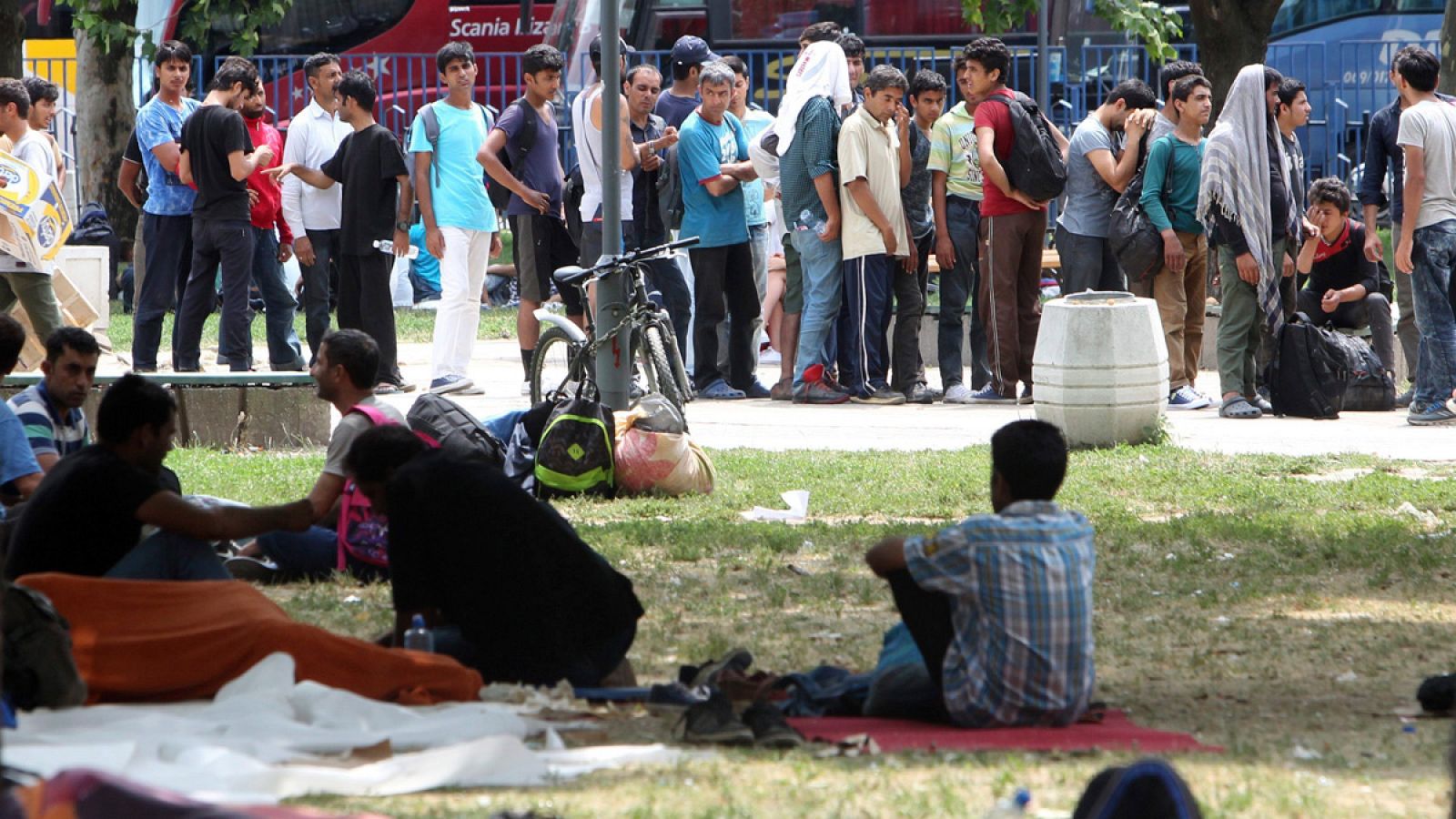 Un grupo de refugiados acampados en un parque a su paso por Belgrado (Serbia).