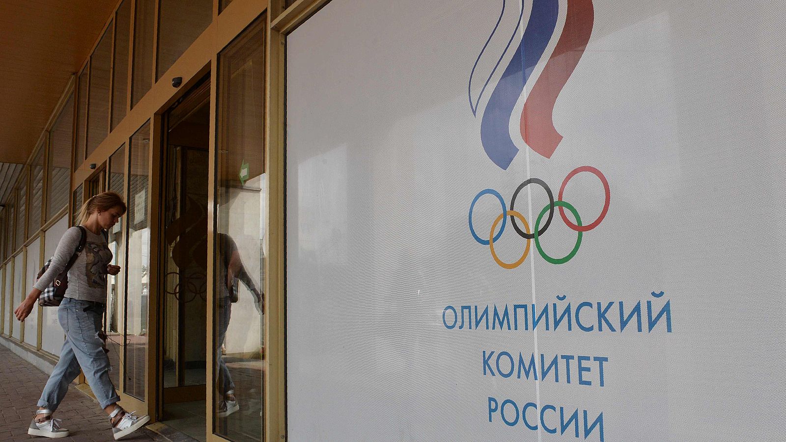 Una mujer entra en la sede del Comité Olímpico ruso.