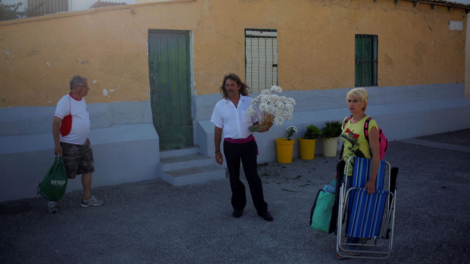 Un vendedor de flores y dos veraneantes en Málaga
