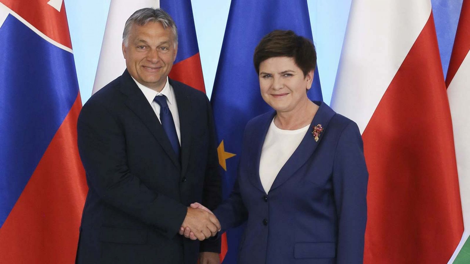 Viktor Orbán, primer ministro húngaro y Beata Szydlo, primera ministra polaca, antes de la reunión del Grupo de Visegrado en Varsovia este jueves