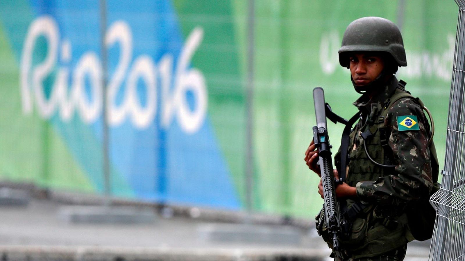 Un soldado brasileño monta guardia en el anillo olímpico de Río de Janeiro