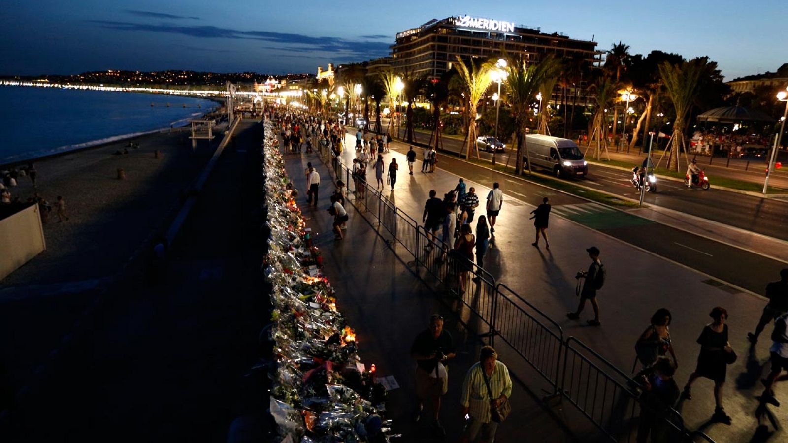 El paseo de los Ingleses de Niza, donde se perpetró el atentado, repleto de flores y otros homenajes a las víctimas