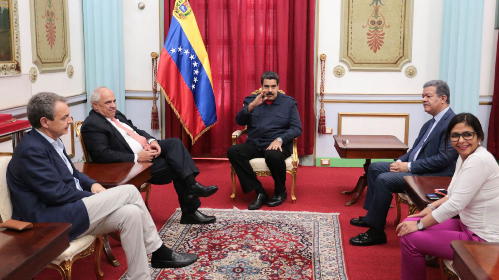 Maduro (c) junto a, entre otros, el secretario general de la Unasur, Ernesto Samper (2i); el exjefe del Gobierno español, José Luis Rodríguez Zapatero (i); o el expresidente de República Dominicana, Leonel Fernández (2d).