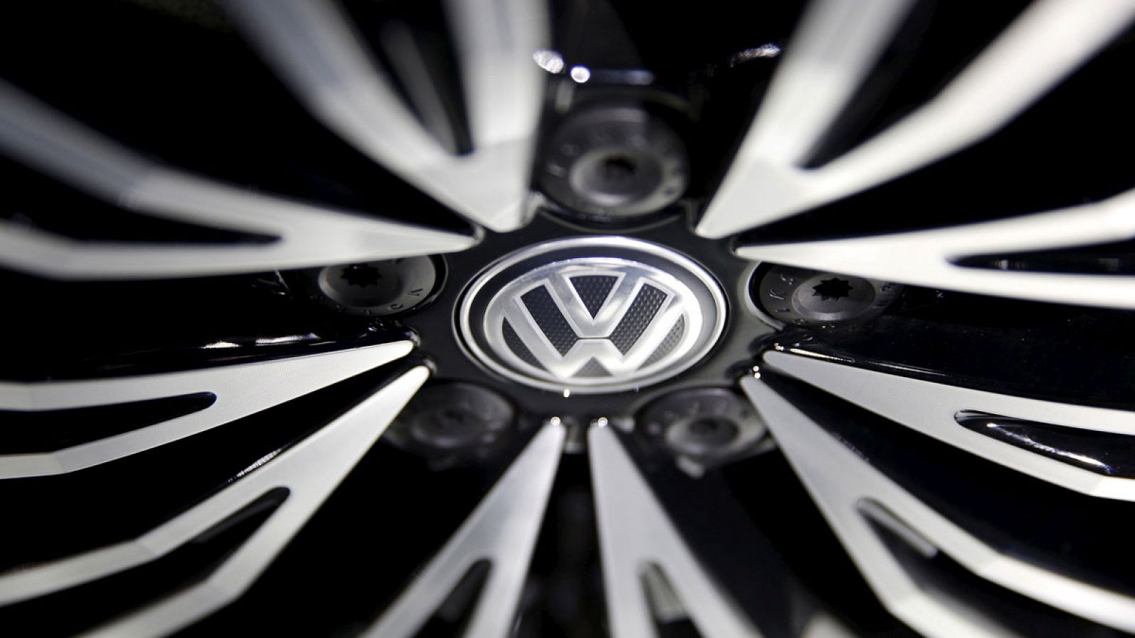 Logo de Volkswagen en una rueda