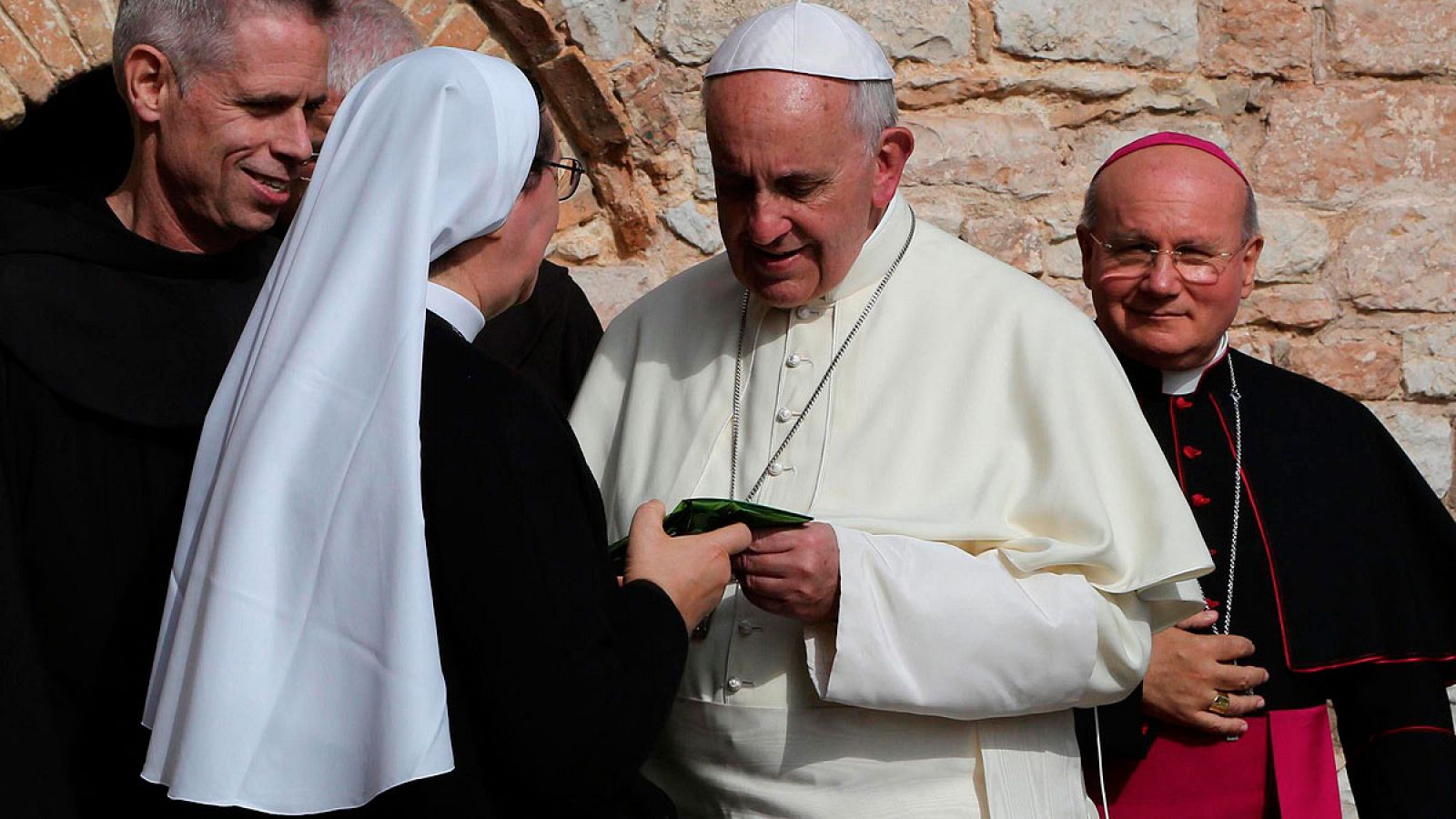 El papa Francisco con una una monja en la Ermita de las cárceles, en Asís, en 2013