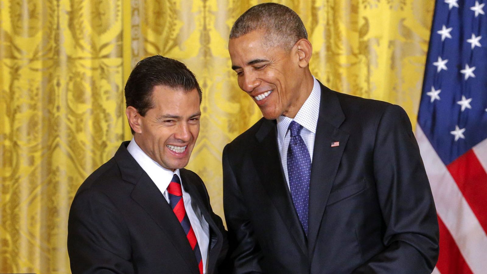 El presidente mexicano, Enrique Peña Nieto (i), estrecha la mano de su homólogo estadounidense, Barack Obama (d), tras una rueda de prensa celebrada en la Casa Blanca.