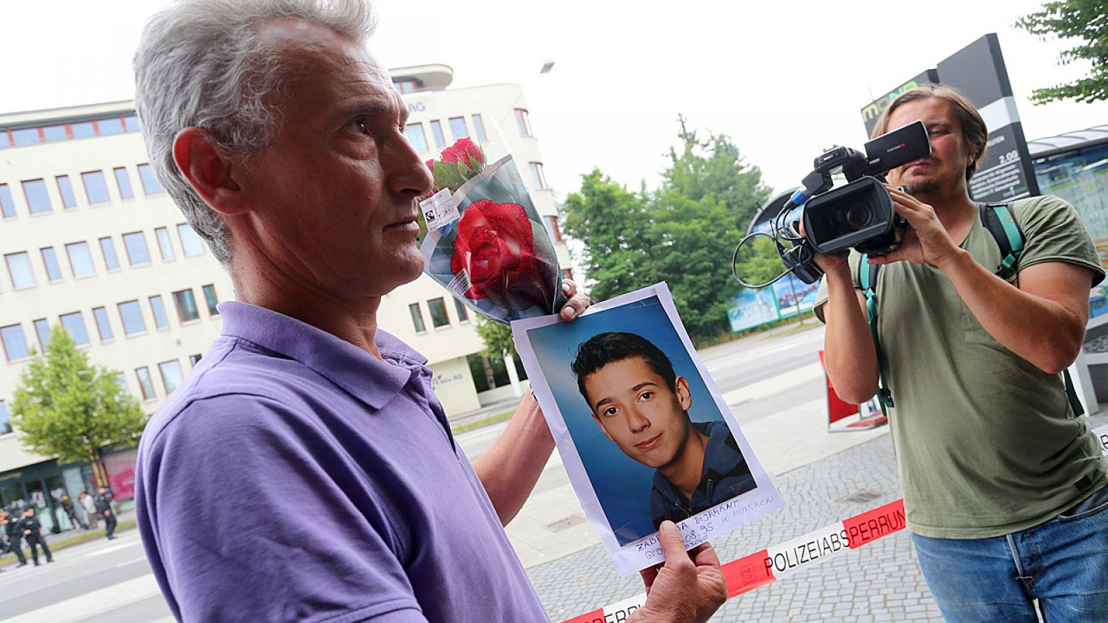 Naim Zabergja enseña a los medios una foto de su hijo Dijamant, asesinado este viernes en el tiroteo del centro comercial de Múnich.