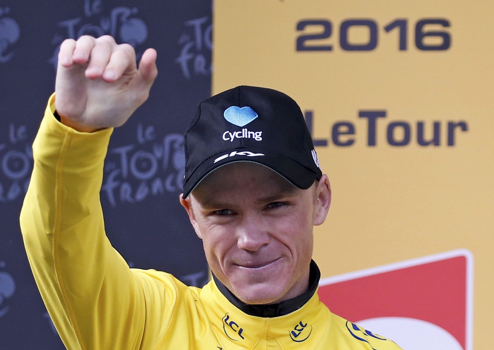 Imagen del líder del Tour de Francia, Chris Froome, en el podio de Morzine.