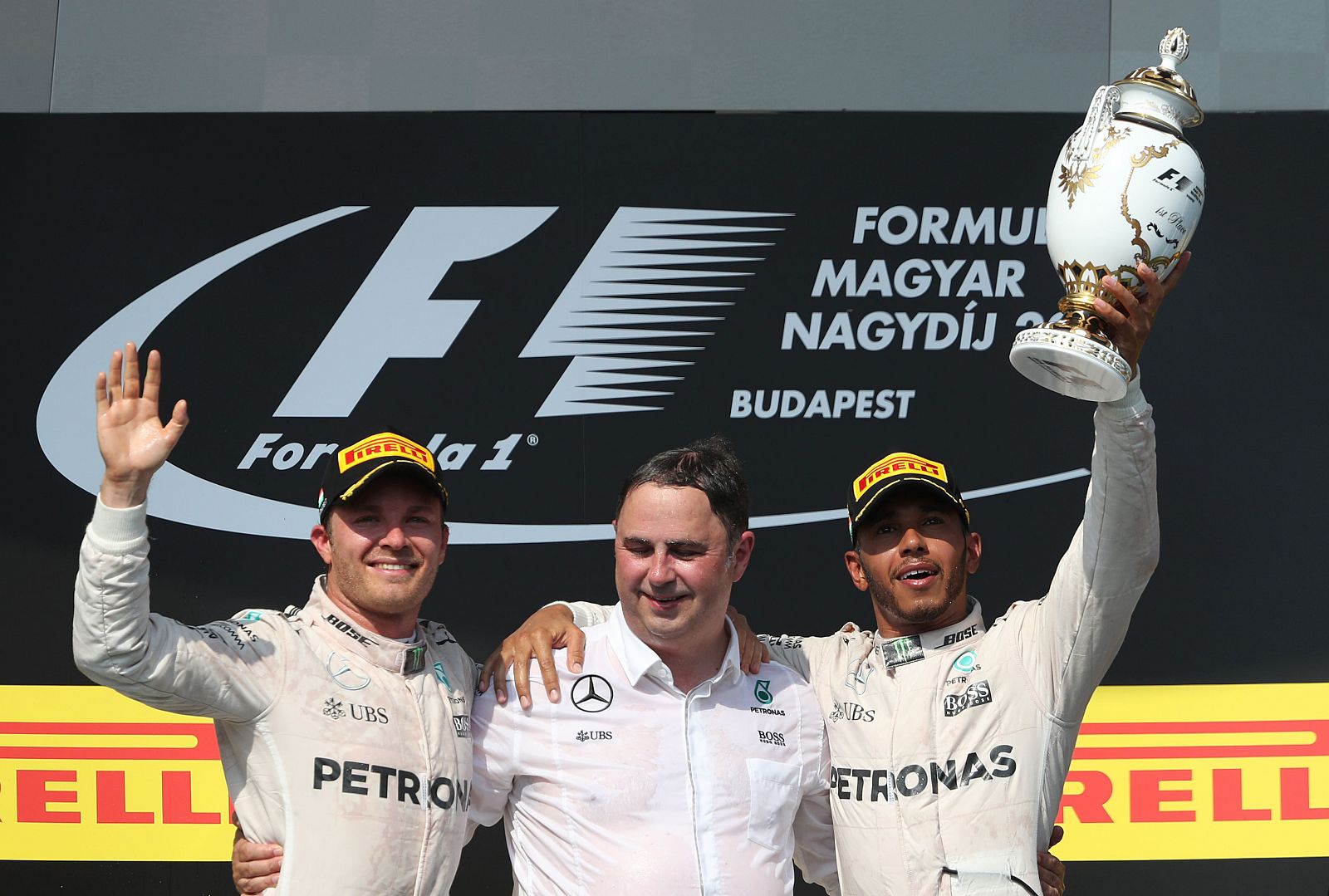 Lewis Hamilton y Nico Rosberg en el podio húngaro.
