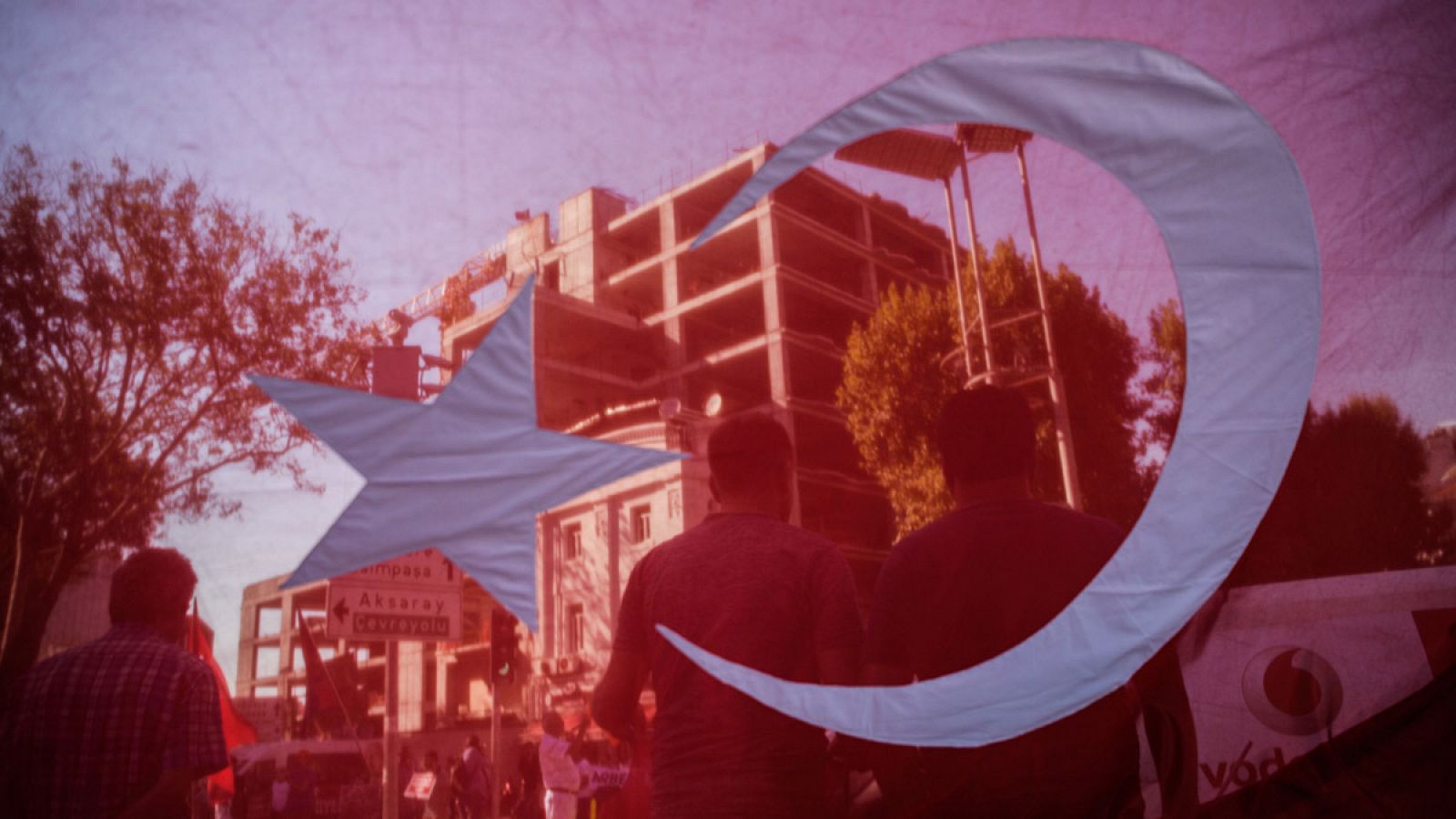 Una bandera de Turquía ondea en una manifestación en Estambul para condenar el golpe de Estado contra Erdogan