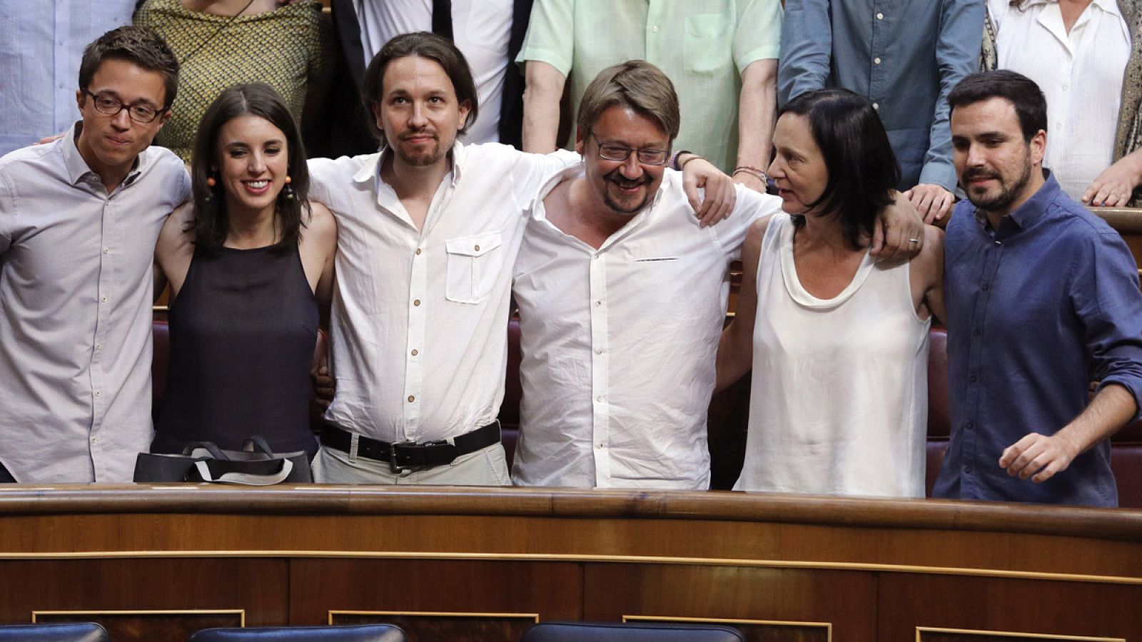 Diputados de Unidos Podemos, con el portavoz de En Comú Podem, Xavier Domènech, y el secretario general de Podemos, Pablo Iglesias, en el centro.