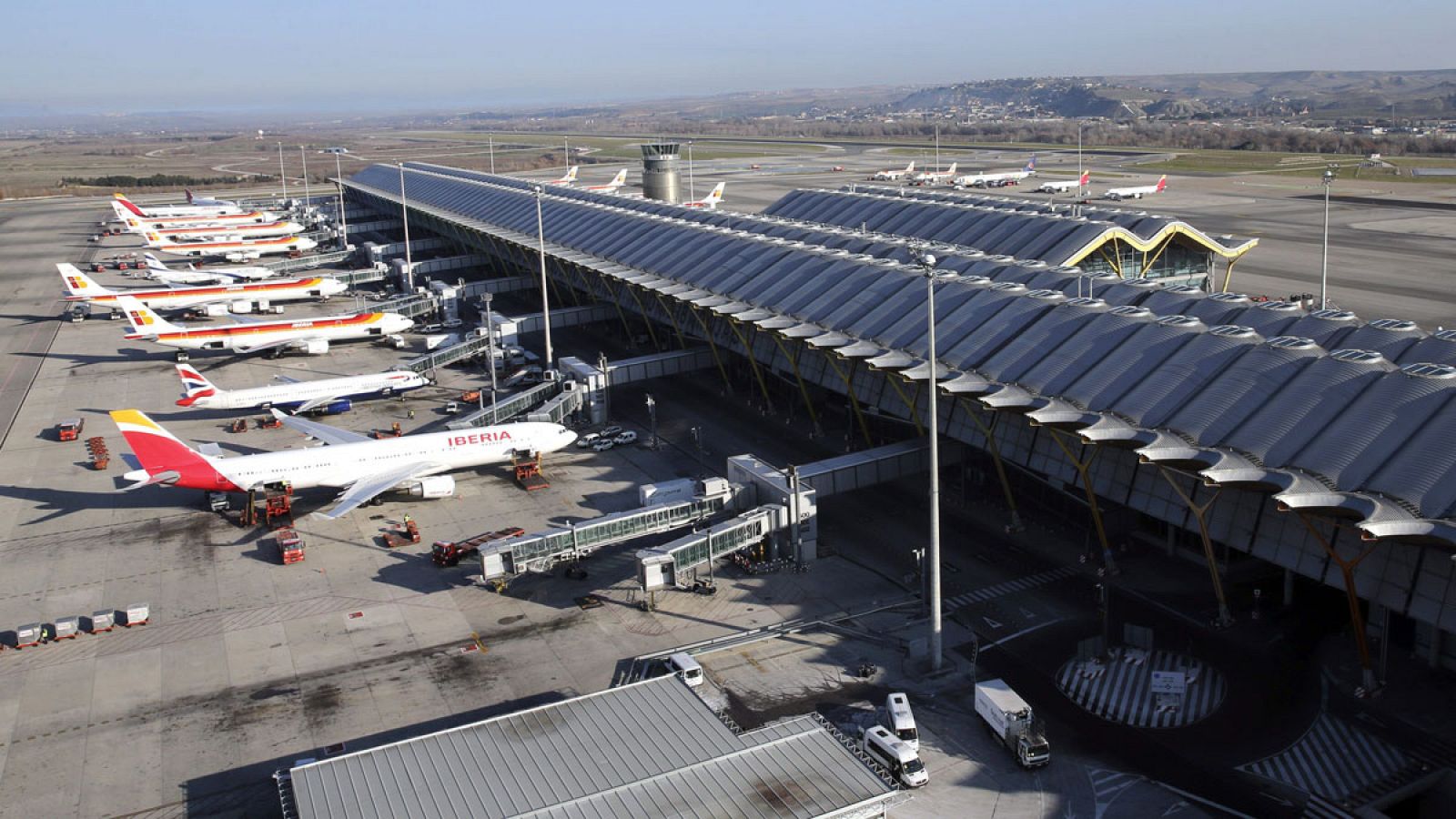 Varios aviones en las pistas de la T4 del Aeropuerto Adolfo Suárez Madrid-Barajas