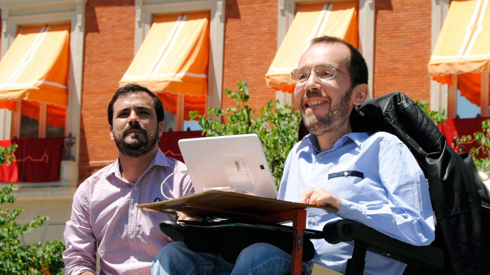 Garzón (i) y Pablo Echenique (d) en un acto de Unidos Podemos en Ciudad Real en mayo