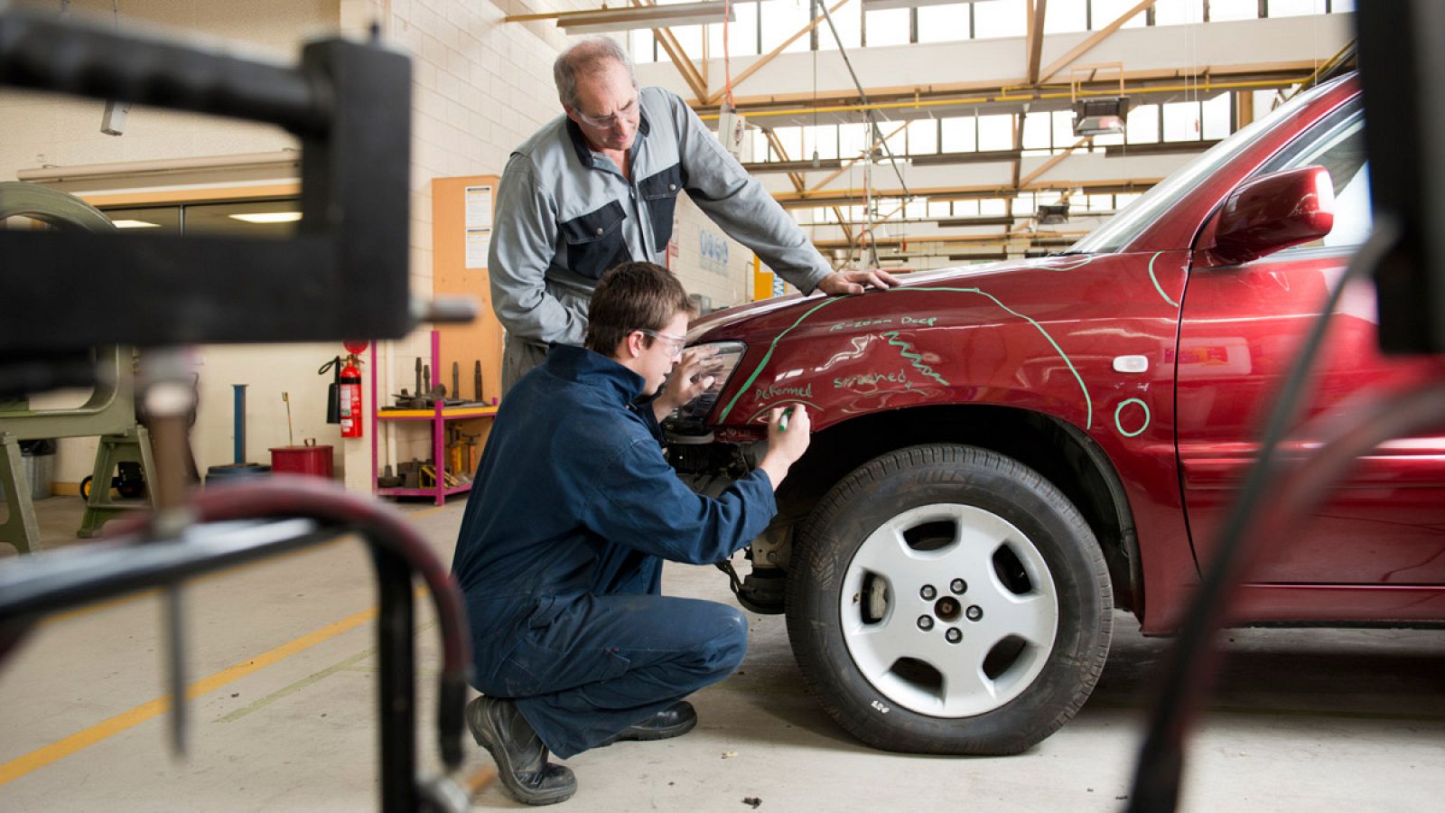 Un joven trabajando en un taller de automoción