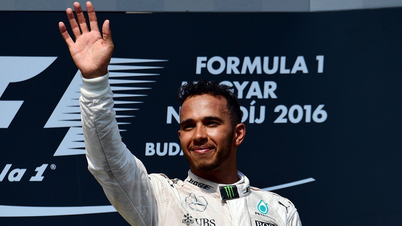 Lewis Hamilton celebra la victoria en el circuito de Hungaroring, en el que consiguió su quinto triunfo esta temporada.