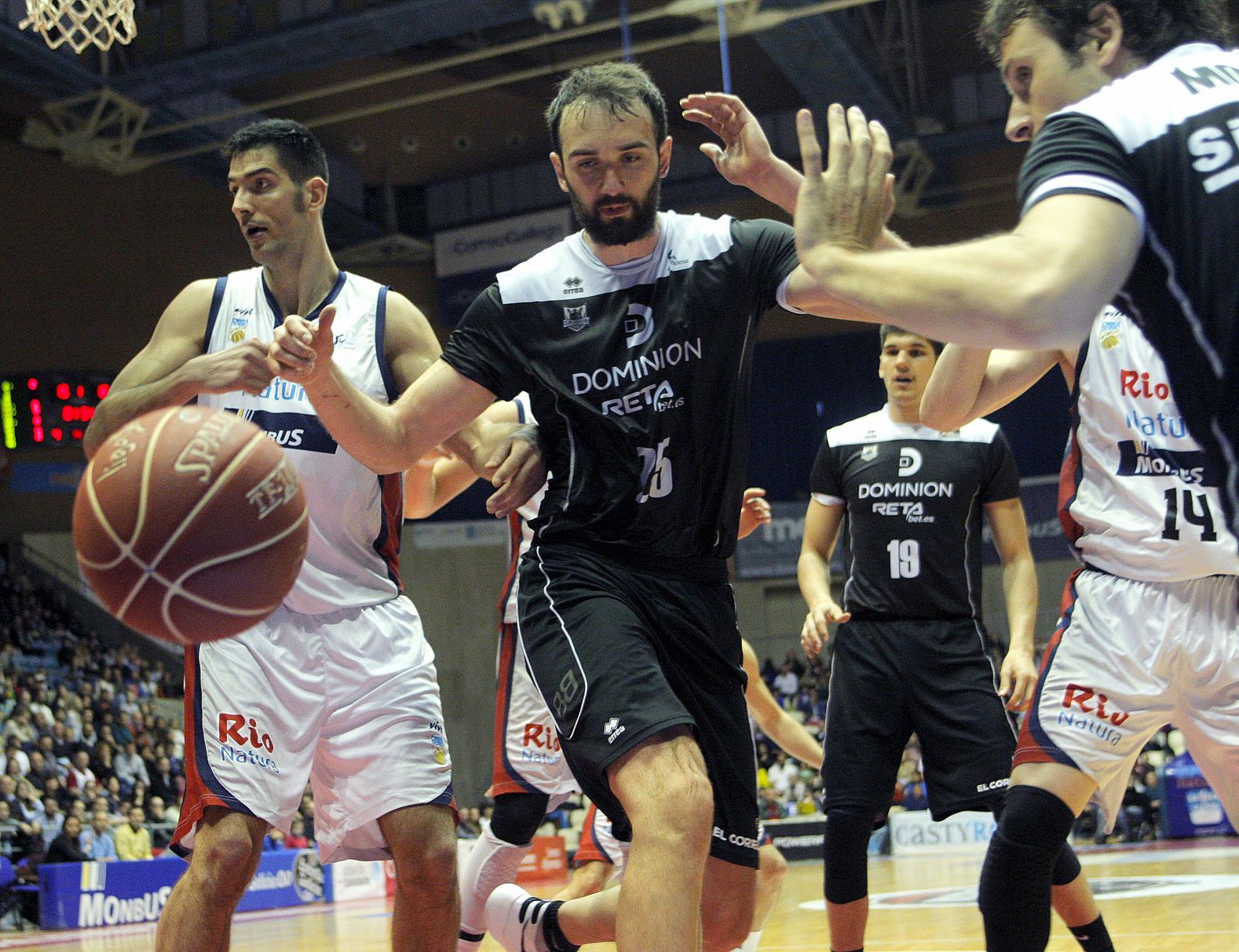 Begic Mirza, del Bilbao Basket, pierde un balón ante Juanjo Triguero (i), del Obradoiro, en la fase regular de la pasada Liga ACB