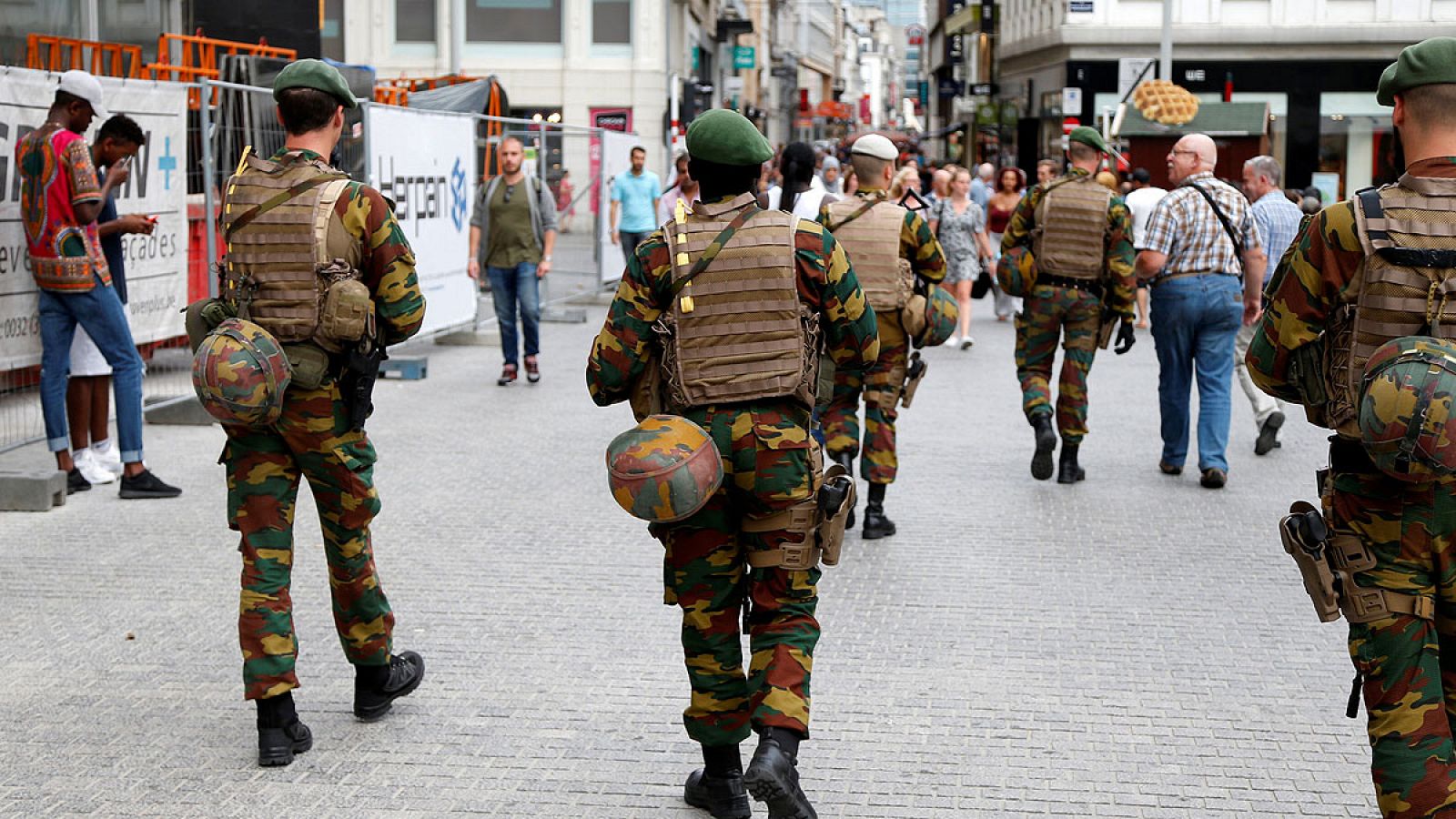 Un grupo de soldados belgas patrulla por una calle de Bruselas
