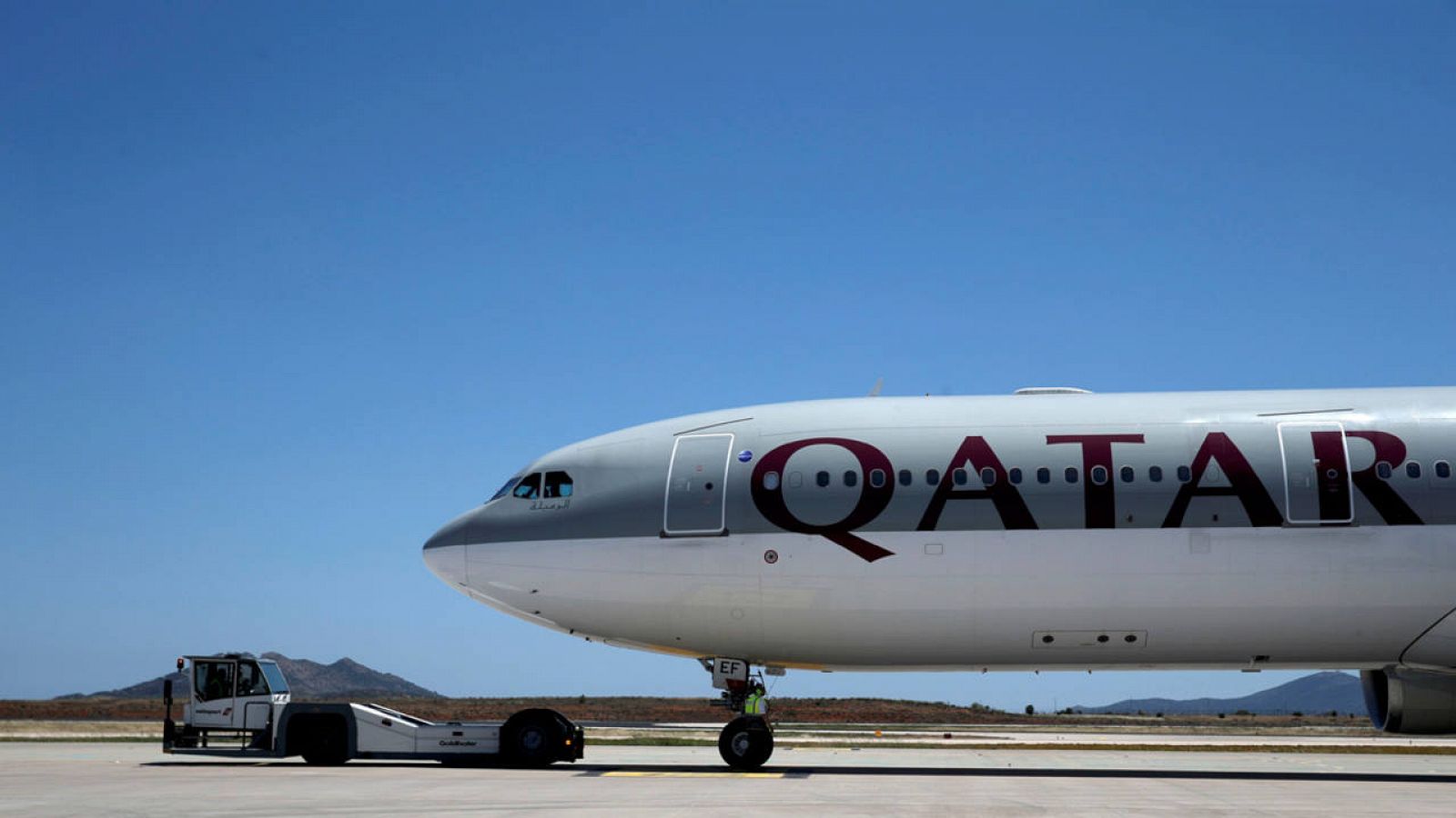Un avión de Qatar Airways en el Aeropuerto Internacional Eleftherios Venizelos de Atenas, Grecia