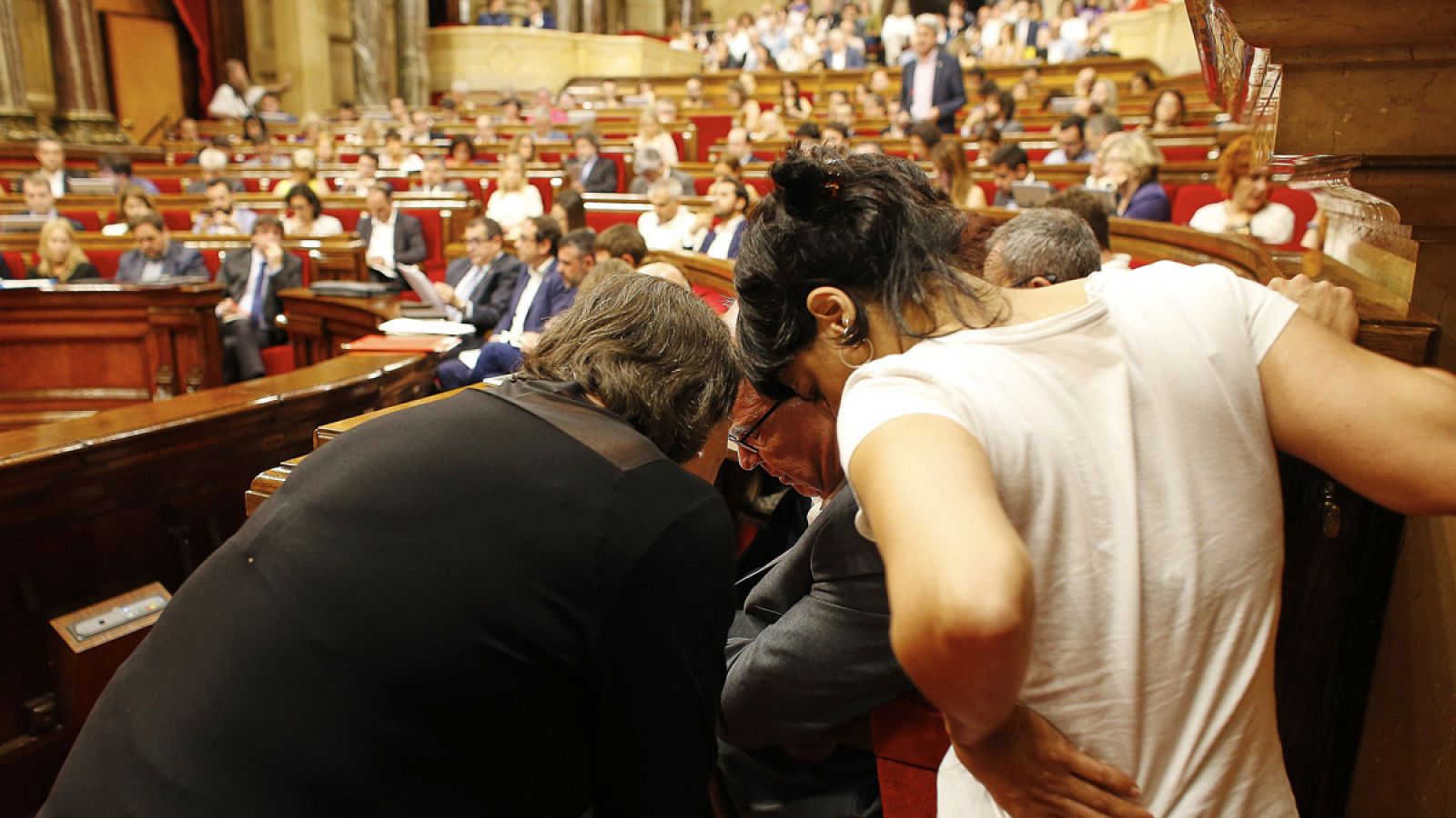 Las diputadas de la CUP, Anna Gabriel (d) y Gabriela Serra (i), en el Parlament catalán