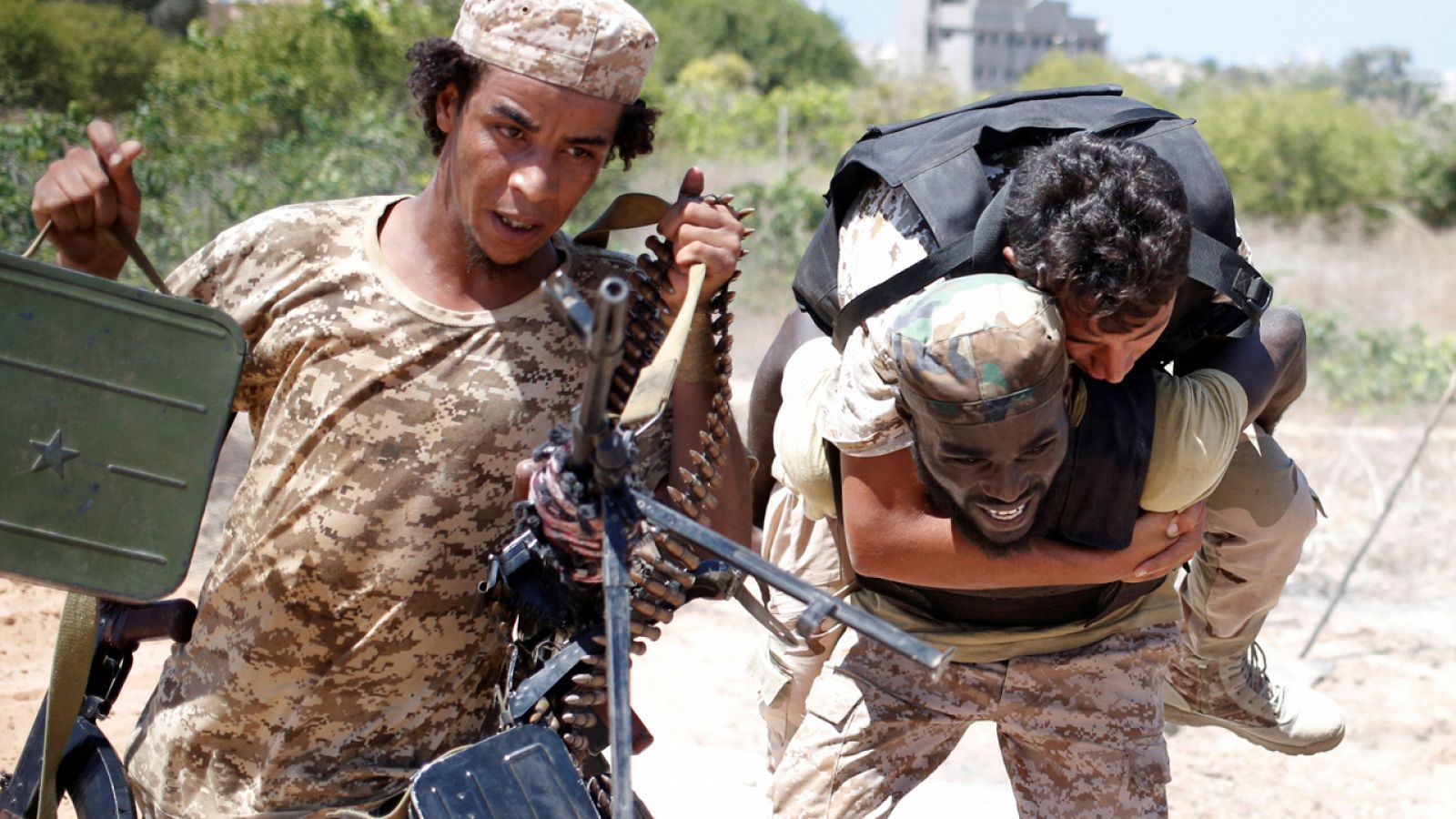 Un combatiente de las fuerzas libias apoyadas por la ONU busca refugio durante un combate