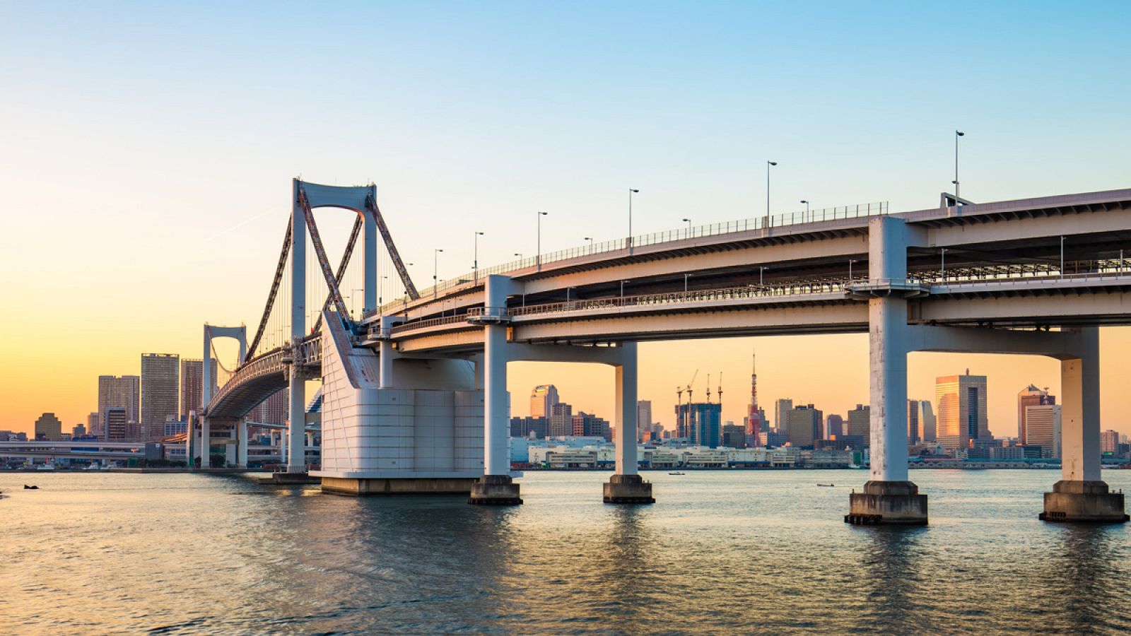 Un puente en la ciudad de Tokio
