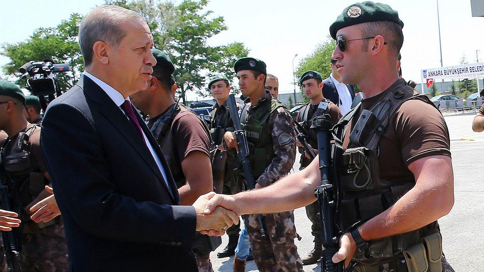 El presidente turco, Recep Tayyip Erdogan, saluda a un agente de Operaciones Especiales de la Policía el pasado 29 de julio, en Ankara. AFP PHOTO / Oficina de Prensa de la Presidencia turca / KAYHAN OZER