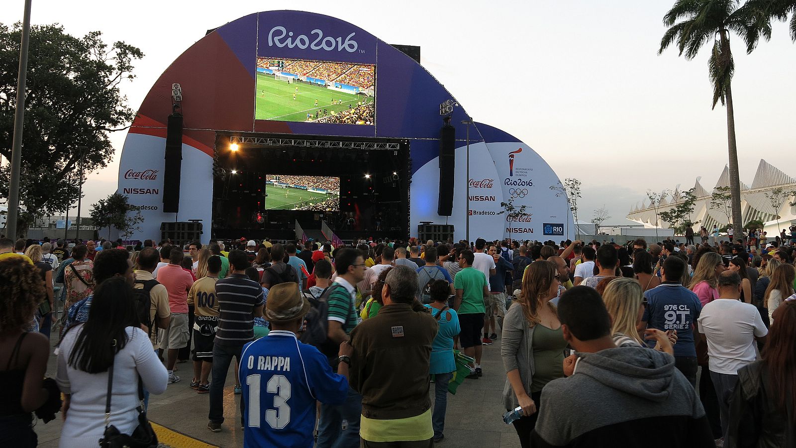 Los seguidores de Brasil siguen el debut del fútbol masculino en una pantalla gigante.