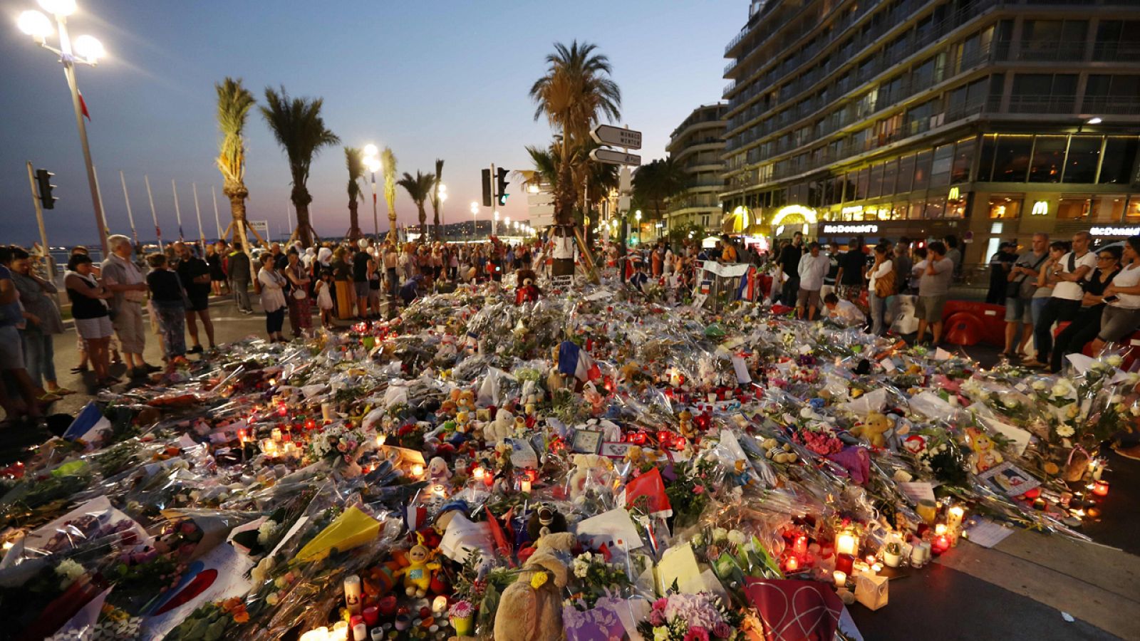Personas reunidas en el Paseo de los Ingleses de Niza, Francia, rinden homenaje a las víctimas del atentado de julio