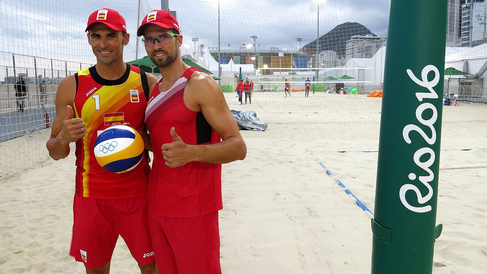 Pablo Herrera y Adrián Gavira, en las pistas de entrenamiento de vóley playa de los Juegos de Río 2016.