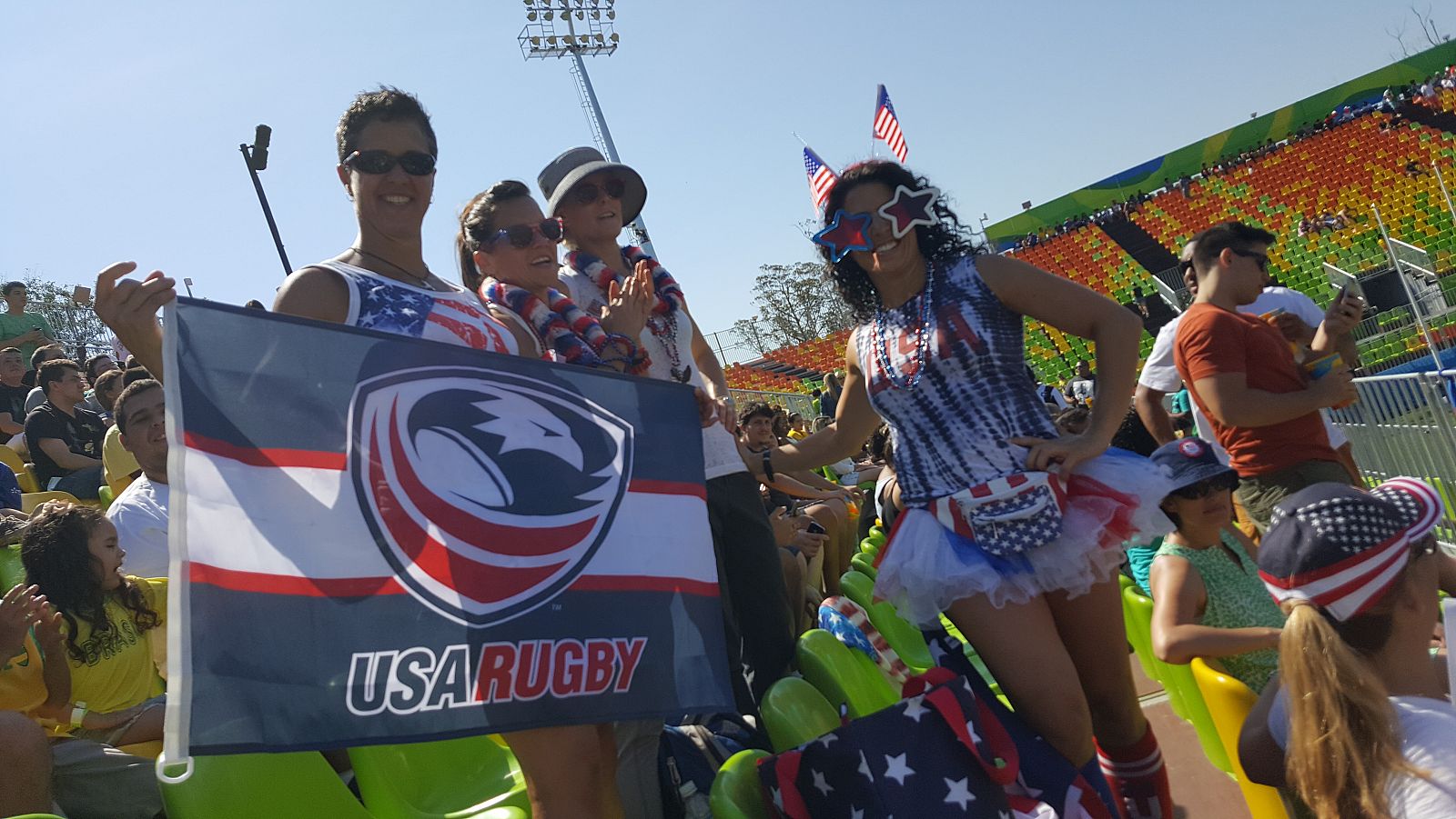 Un numeroso grupo de exjugadoras de rugby 7 de EE.UU. animan a su selección.