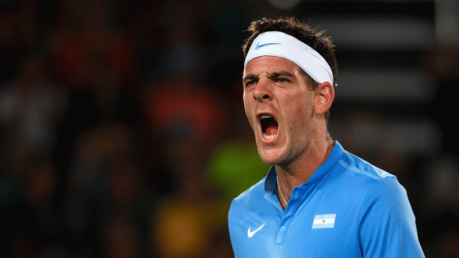 El argentino Juan Martin del Potro celebra un punto contra Novak Djokovic en la primera ronda de tenis individual masculino.