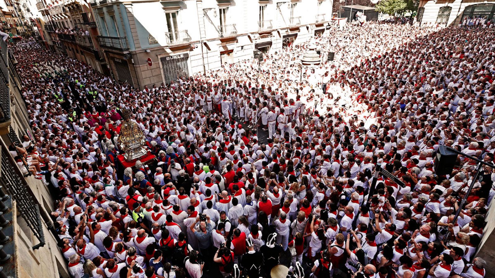 Miles de personas abarrotan las calles y balcones de Pamplona en el día grande de los Sanfermines