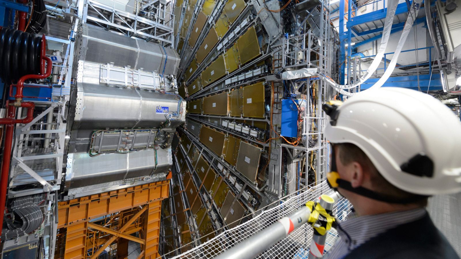 Vista de un técnico en el interior del Gran Acelerador de Hadrones (LHC) del CERN.