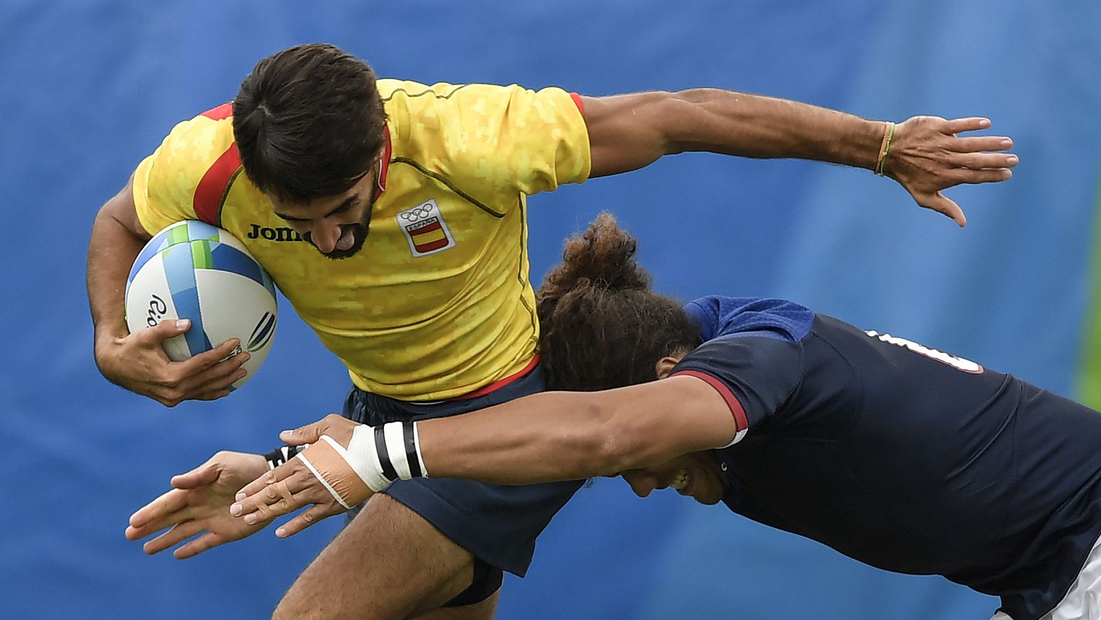 El jugador de rugby 7 Pol Pla intenta zafarse de un rival francés en el último partido del grupo B. Los españoles han caído derrotados por 26-5.