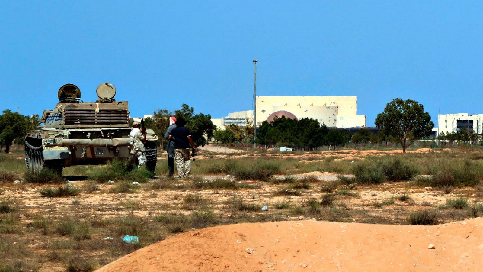 Tropas del Gobierno de Unidad Nacional de Libia frente al centro de convenciones Uagadugú, sede del mando del Estado Islámico en Sirte