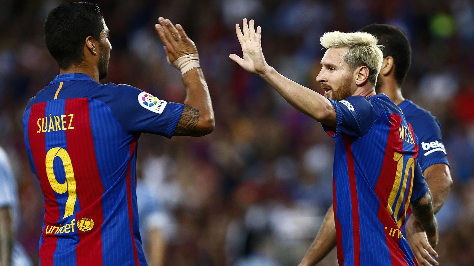 Leo Messi celebra con Luis Suárez uno de los goles ante el Sampdoria